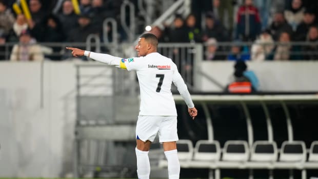 Kylian Mbappé señala